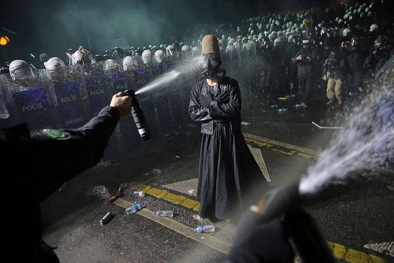 Funkcjonariusze policji prewencyjnej użyli gazu pieprzowego, aby rozproszyć protestujących podczas protestu po aresztowaniu i uwięzieniu burmistrza Stambułu Ekrema Imamoglu