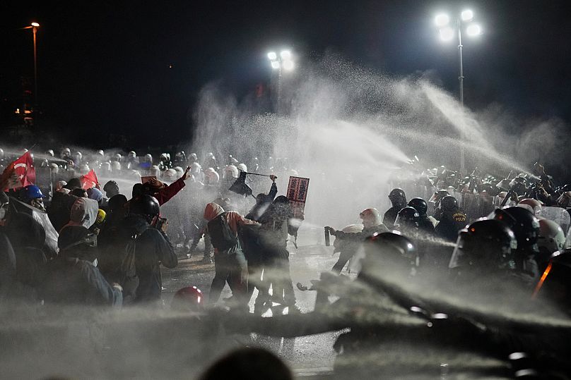 Protesty po postawieniu zarzutów burmistrzowi Stambułu, Turcja.