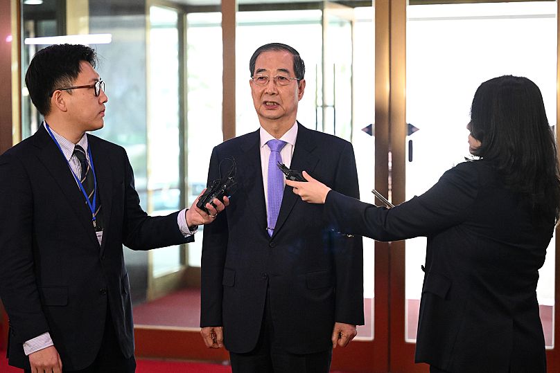 Le Premier ministre sud-coréen Han Duck-soo s'adresse aux médias après que la Cour constitutionnelle a rejeté sa mise en accusation, à Séoul, le lundi 24 mars 2025.