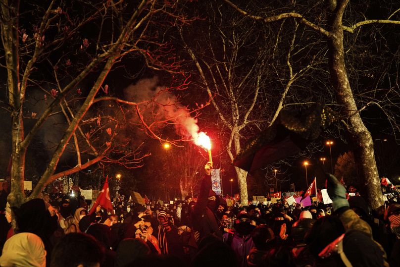 Manifestantes em Istambul na noite de segunda-feira.