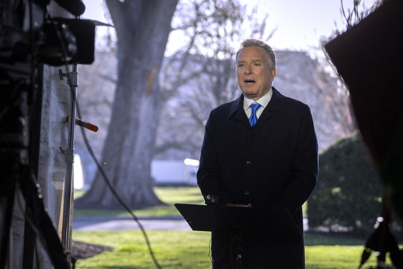 Steve Witkoff, émissaire américain sur le conflit ukrainien, s'exprime lors d'une interview télévisée à l'extérieur de la Maison Blanche, le 19 mars 2025, à Washington.