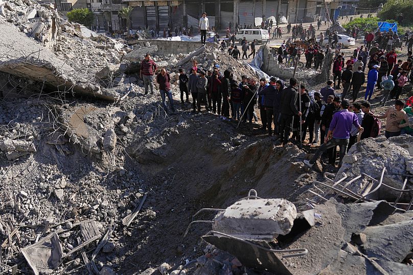 Des Palestiniens inspectent le site touché par un bombardement israélien, dans la ville de Gaza, le dimanche 23 mars 2025.