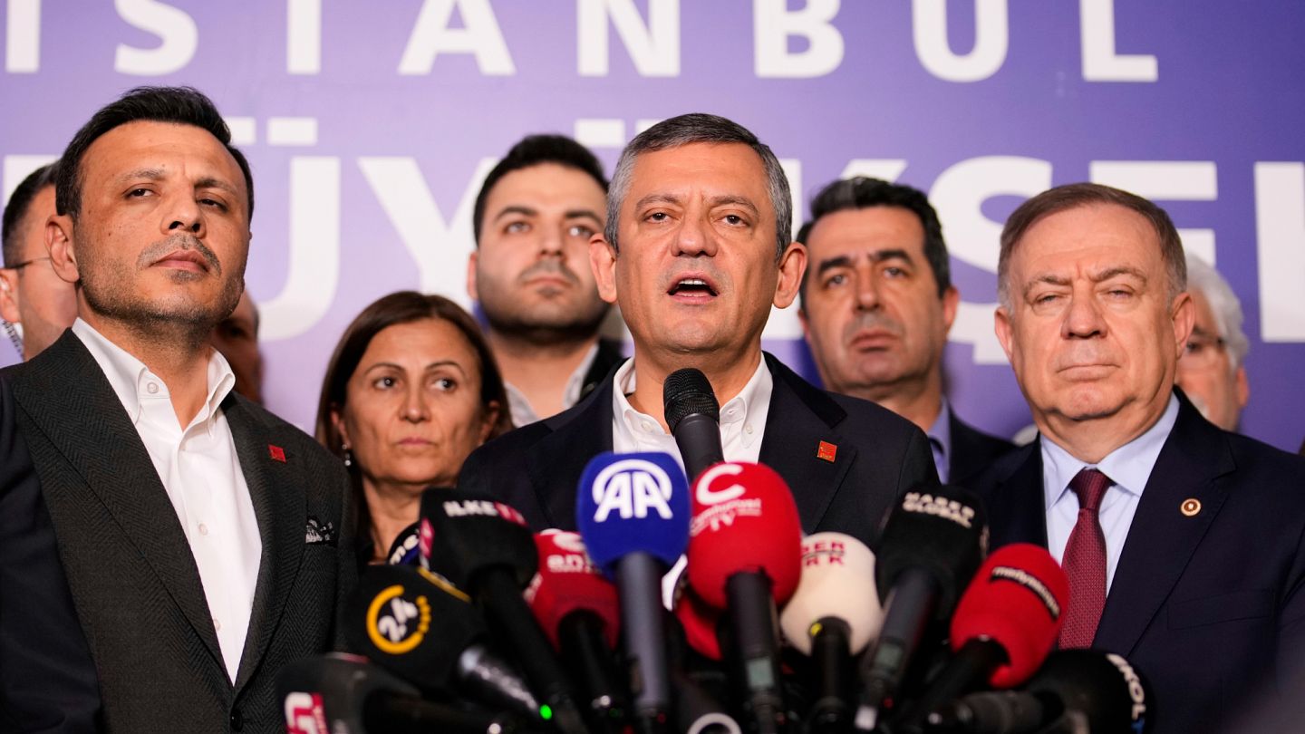 Özgür Özel Ekrem İmamoğlu'nu Silivri'de ziyaret etti: 'Türkiye'yi  yönetenler adına utanıyorum' | Euronews