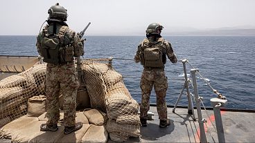 Membres d'équipage de la frégate italienne Virginio Fasan, opérant dans le cadre de l'opération EUNAVFOR ASPIDES, le 6 juillet 2024 Membres d'équipage de la frégate italienne Virginio Fasan, opérant dans le cadre de l'opération EUNAVFOR ASPIDES, le 6 juillet 2024