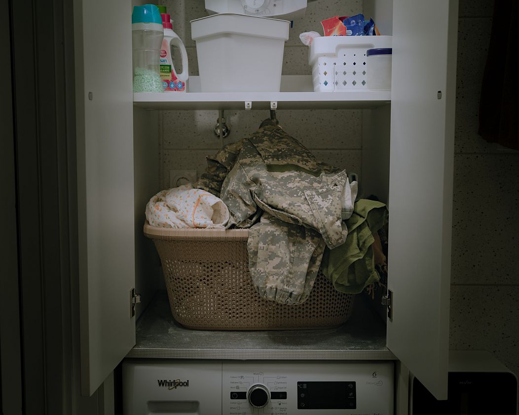 Un panier à linge rempli d'uniformes militaires, tiré du projet I'm Not Fine.