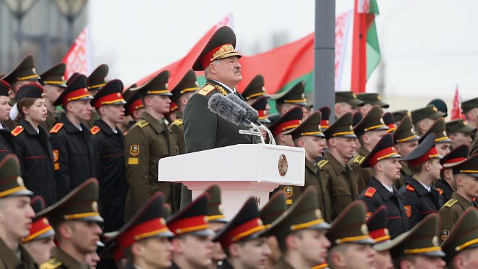 Bielorussia: Lukashenko giura per il settimo mandato, ai critici "siete i leccapiedi dell'occidente"