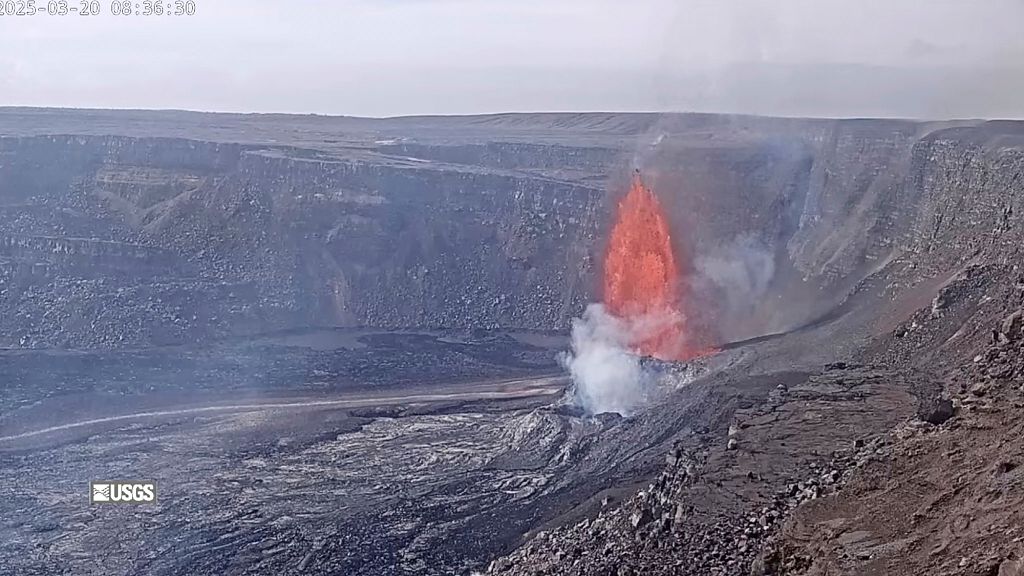 Hawaii's Kilauea volcano erupts again, no threat to residents | Euronews