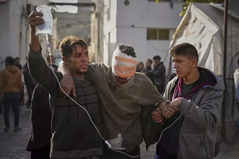 مصابون في المستشفى العربي وسط مدينة غزة