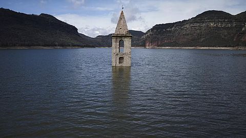 Il campanile di una chiesa romanica dell'XI secolo emerge dal bacino di Sau a Vilanova de Sau, in Spagna