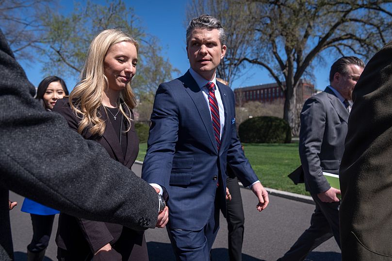 Sekretarz obrony Pete Hegseth, w środku, spaceruje przed Białym Domem
