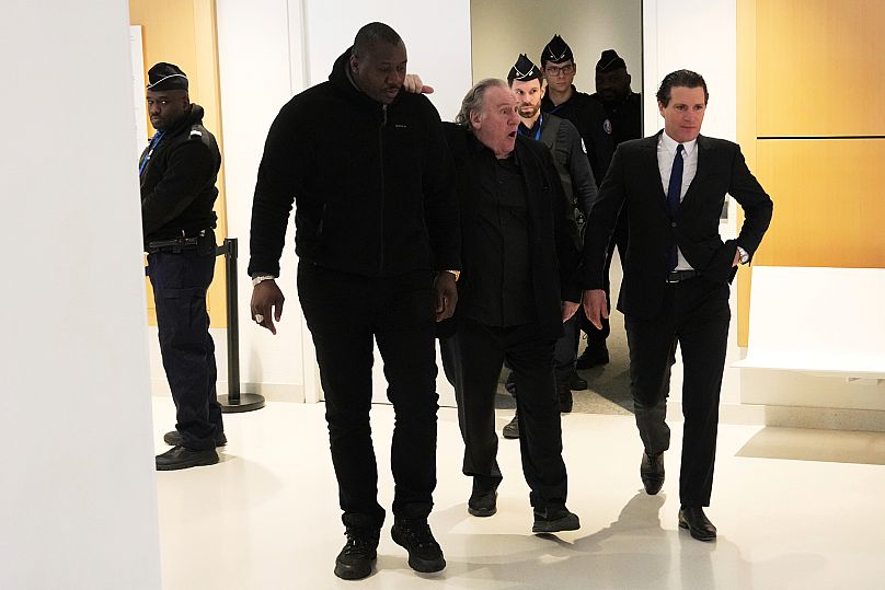 Francuski aktor Gérard Depardieu przybywa ze swoim prawnikiem Jeremie Assousem na rozprawę w sprawie domniemanych napaści seksualnych na dwie kobiety w filmie kręconym w 2021 