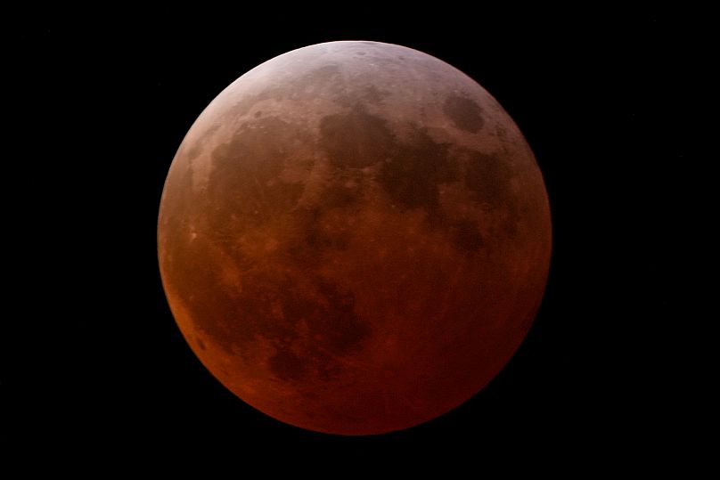 Une éclipse lunaire totale est visible à son apogée le vendredi 14 mars 2025 à Overland Park, au Kansas, aux États-Unis