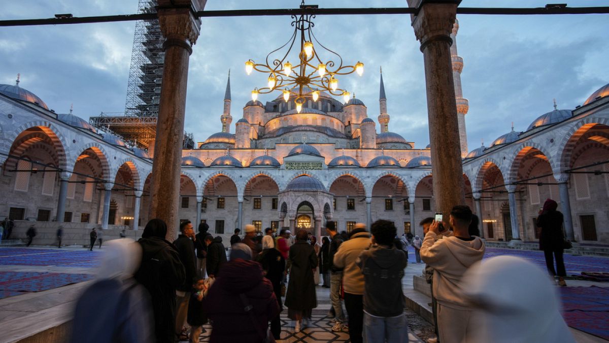 عيد مبارك بكل اللغات... شبكة يورونيوز تتقدم لكم بأسمى التهاني بمناسبة عيد الفطر