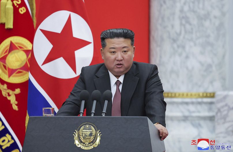 Na zdjęciu udostępnionym w poniedziałek 10 lutego 2025 r. przez rząd Korei Północnej przywódca Korei Północnej Kim Dzong Un wygłasza przemówienie, 2025r.