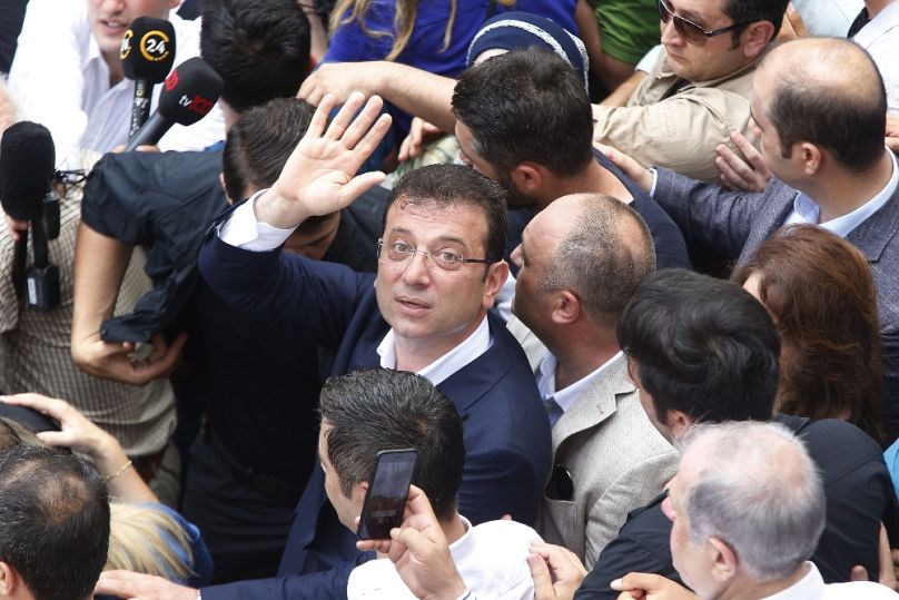 Ekrem Imamoğlu a szavazók gyűrűjében, 2019 júniusában