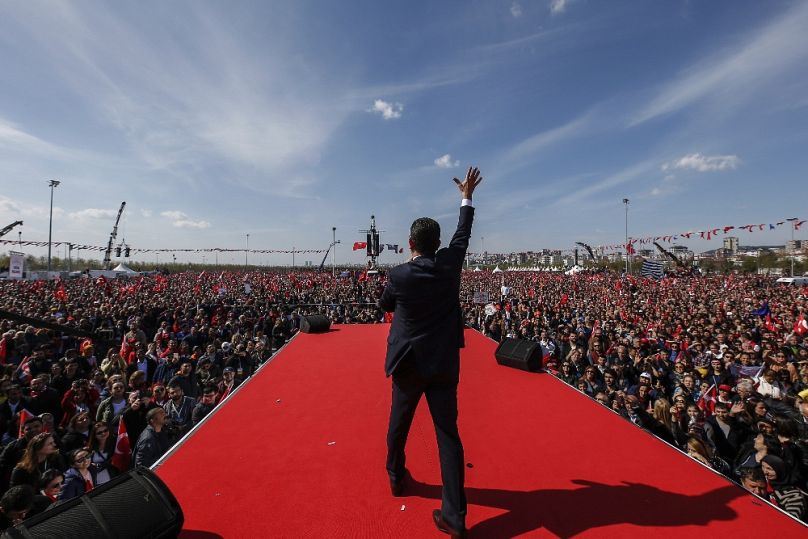 Ekrem İmamoğlu a választási győzelmét ünnepelte 2019-ben