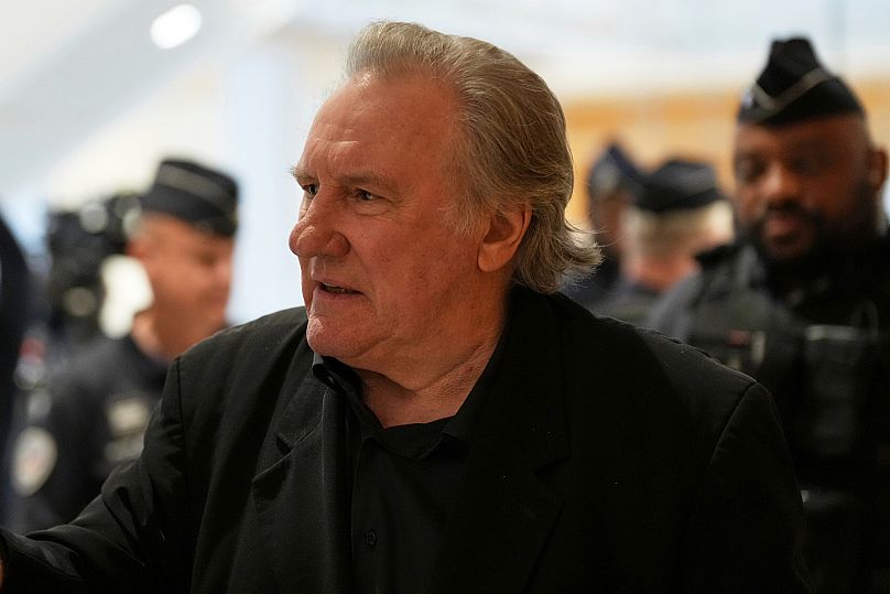 Francuski aktor Gérard Depardieu wychodzi na przerwę podczas procesu o napaści seksualne na dwie kobiety na planie filmowym w 2021 roku,