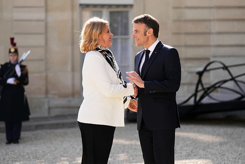Prezydent Francji Emmanuel Macron, wita się z premier Łotwy Eviką Siliną podczas przyjazdu na szczyt w sprawie Ukrainy w Pałacu Elizejskim w Paryżu.