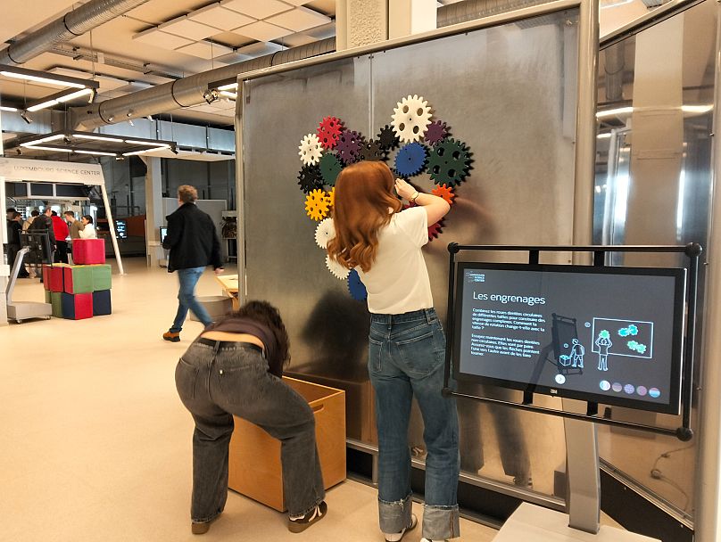 Uma das exposições interativas com ecrãs de informação em cinco línguas
