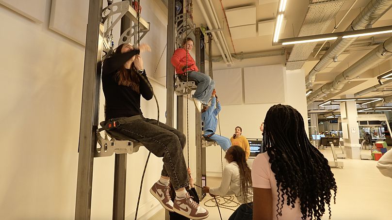 Schüler spielen mit Flaschenzügen