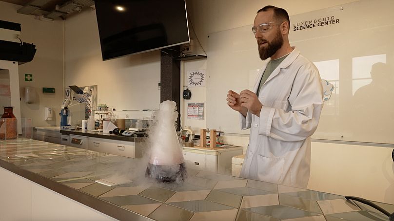 Wissenschaftsvermittler in einem Chemie-Workshop