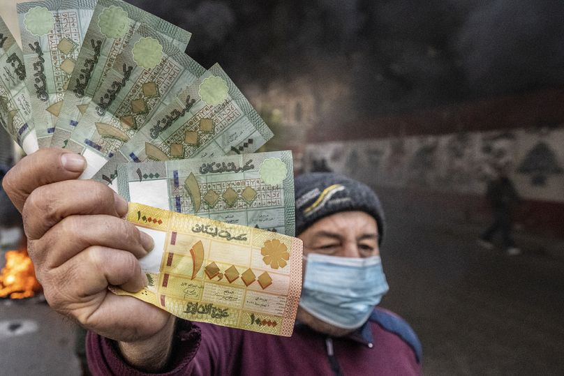 جل يحمل ليرة لبنانية أمام مبنى مصرف لبنان خلال مظاهرة ضد حاكم مصرف لبنان رياض سلامة والأزمة المالية المتفاقمة في بيروت، لبنان، الأربعاء، 25 يناير/كانون الثاني 2023.
