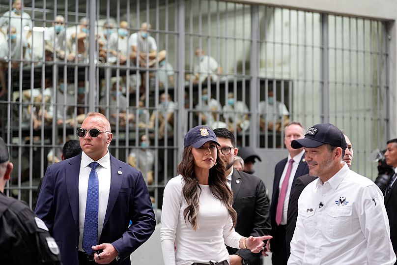 Sekretarz ds. bezpieczeństwa wewnętrznego Kristi Noem, w towarzystwie ministra sprawiedliwości i bezpieczeństwa publicznego Héctora Gustavo Villatoro, po prawej, Salwador