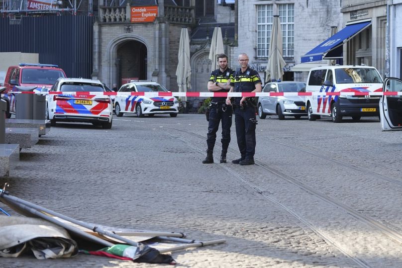 Funkcjonariusze policji stoją za odgrodzonym obszarem po ataku nożownika w pobliżu placu Dam w centrum Amsterdamu.