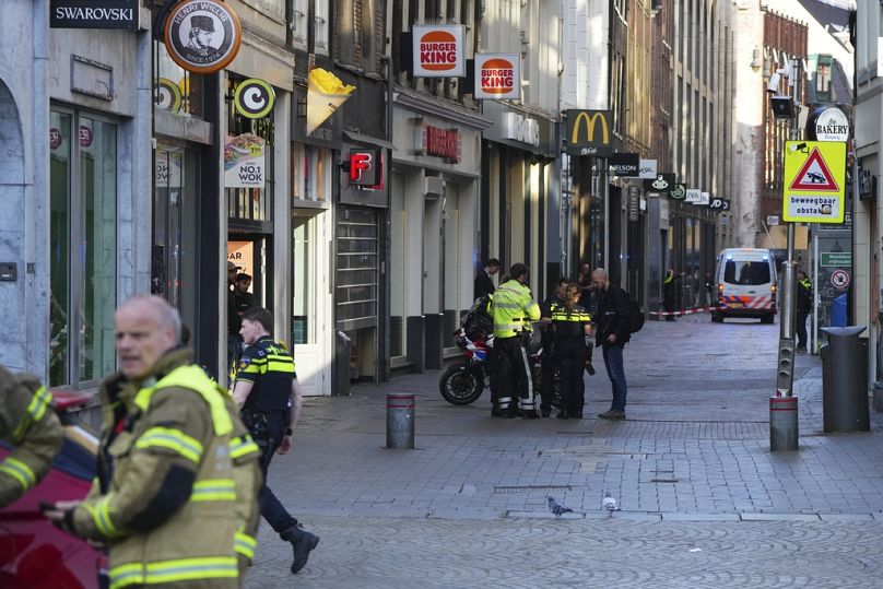 Rettungskräfte versammeln sich in der Nähe des Tatorts nach einer Messerattacke in der Nähe des Dam-Platzes im Zentrum von Amsterdam, Donnerstag, 27. März 2025.