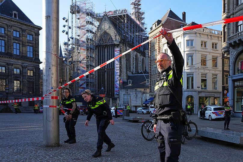 Funkcjonariusze policji odgrodzili obszar po pchnięciu nożem w pobliżu placu Dam w centrum Amsterdamu