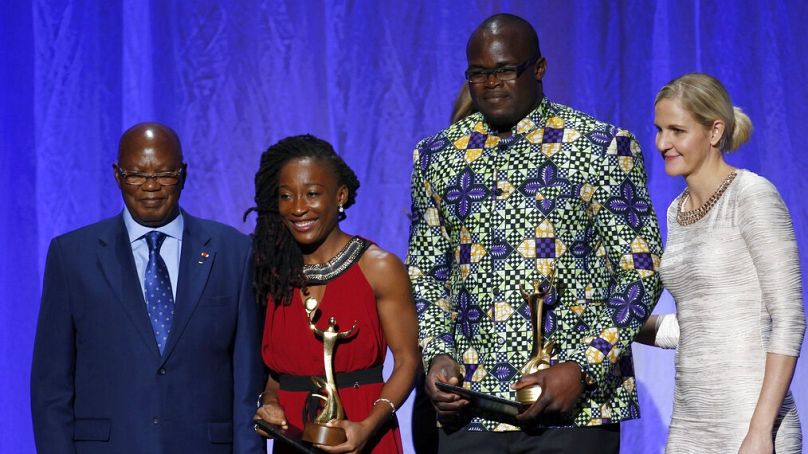Kirsty Coventry (a jobb szélen) az ANOC díjátadó ünnepségén, melyen a XI. Afrikai játékok legjobb sportolóit díjazták 2015. október 29-én