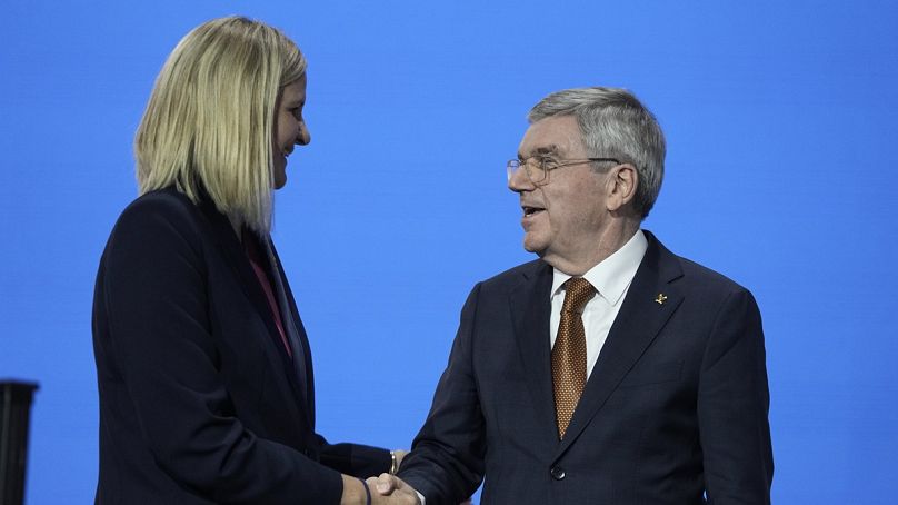 Thomas Bach, a NOB leköszönő elnöke gratulál utódjának, Kirsty Coventrynek elnökké választása után Costa Navarinóban 2025. március 20-án