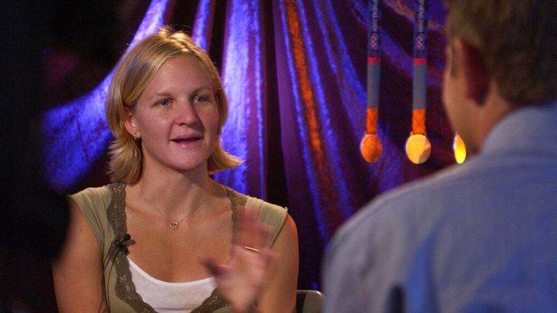 Kirsty Coventry húszévesen, friss olimpiai bajnokként televíziós interjút ad az Auburn Egyetemen 2004. augusztus 31-én