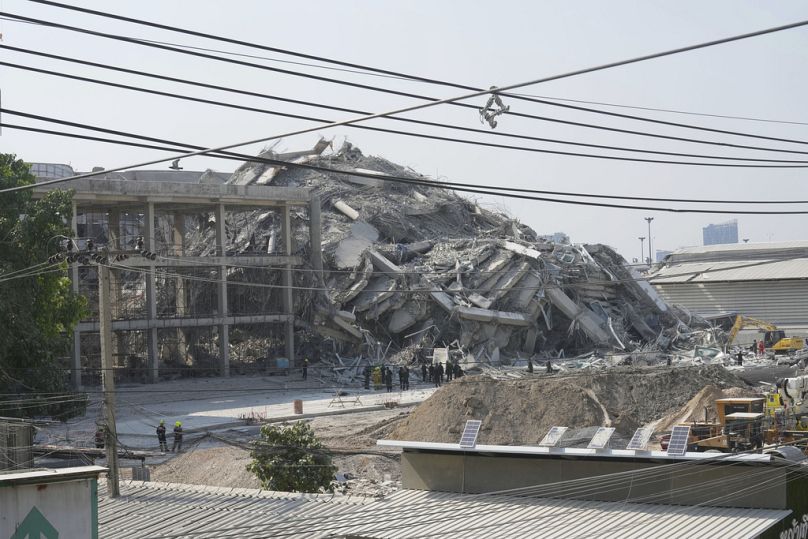 Des sauveteurs travaillent sur le site d'un immeuble en construction qui s'est effondré après un tremblement de terre de magnitude 7,7 à Bangkok, Thaïlande, vendredi 28 mars.