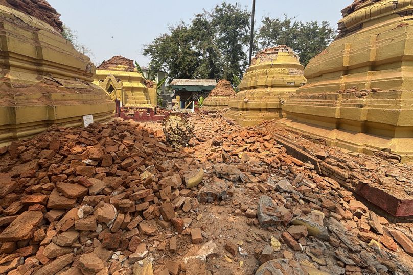 Des pagodes endommagées après le tremblement de terre, vendredi 28 mars 2025 à Naypyitaw, Birmanie.