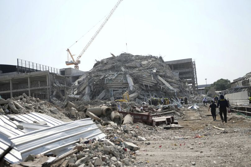 Rettungsarbeiten auf der Baustelle eines Hochhauses. Bangkok, 28. März 2025