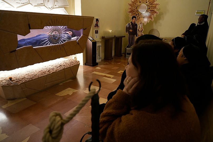 ادای احترام بر آرامگاه کارلو آکوتیس ۱۵ ساله