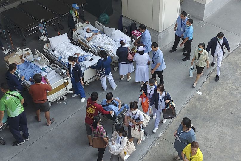 Ασθενείς έξω από νοσοκομείο μετά από σεισμό 7,7 Ρίχτερ στην Μπανγκόκ της Ταϊλάνδης, Παρασκευή 28 Μαρτίου 2025
