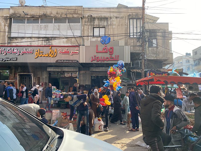 بالونات للأطفال تباع بأسعار باهظة في سوق شعبي في دير البلح بقطاع غزة بتاريخ 27 آذار مارس 2025