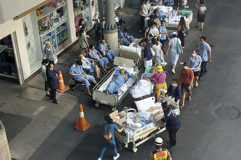 Tayland'ın başkenti Bangkok'ta meydana gelen 7.7 büyüklüğündeki depremin ardından hastalar hastanenin dışına tahliye ediliyor, 28 Mart 2025.