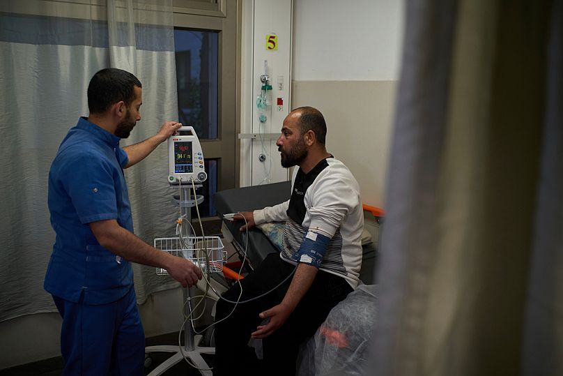 حمدان بلال، المخرج الفلسطيني الحائز على جائزة الأوسكار،  بعد يوم من اعتقاله من قبل الجيش الإسرائيلي في أعقاب هجوم شنه مستوطنون في مسافر يطا، الثلاثاء، 25 مارس/آذار 2025