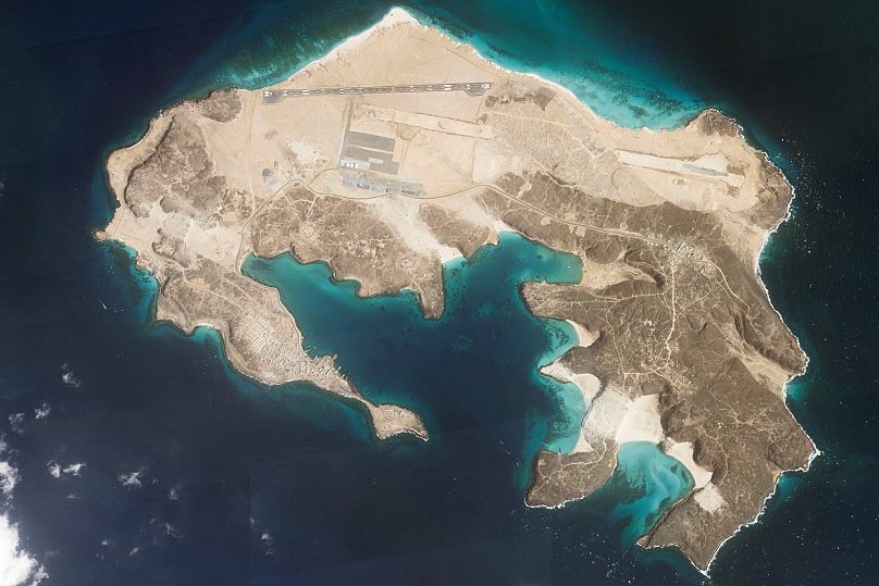 عکس ماهواره‌ای از باند فرودگاه در جزیره میون در تنگه باب المندب در نزدیکی یمن در روز جمعه، ۲۸ مارس ۲۰۲۵