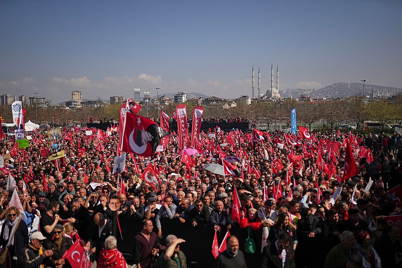 Apoiantes agitam bandeiras do partido turco e do CHP durante uma manifestação de protesto contra a detenção do presidente da câmara de Istambul, Ekrem İmamoğlu, em Istambul