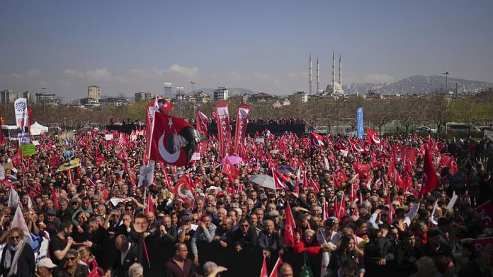 Turchia: in migliaia in piazza a Istanbul contro l'arresto di İmamoğlu