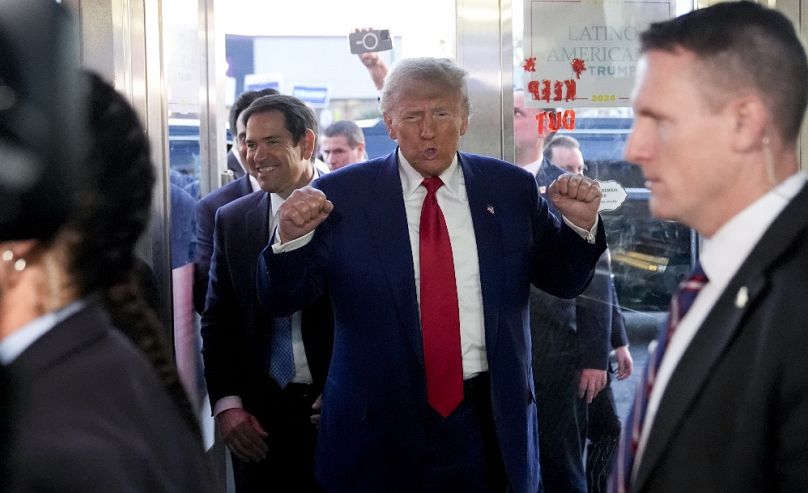 Donald Trump győztes bevonulása egy kubai étterembe, Las Vegasban, mögötte Marco Rubio, 2024 októberében