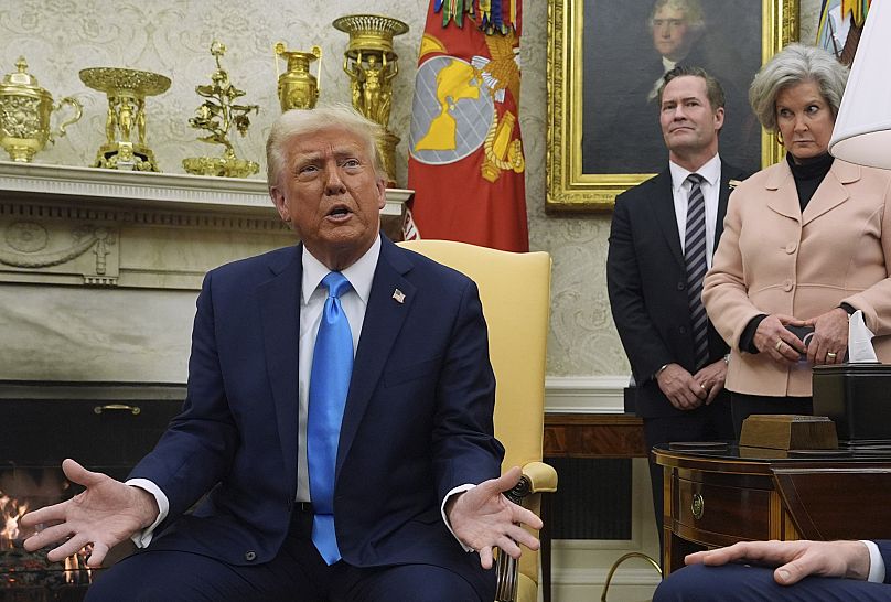 Donald Trump, Mike Waltz és Susie Wiles a Fehér Házban, 2025 februárjában