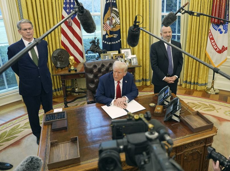 Scott Bessent pénzügyminiszter (a képen balra), az Ovális Irodában, 2025 februárjában