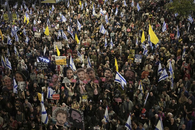 Nouvelle manifestation d'Israéliens exigeant la libération immédiate des otages détenus par le Hamas dans la bande de Gaza, à Tel Aviv, Israël, le samedi 29 mars 2025.