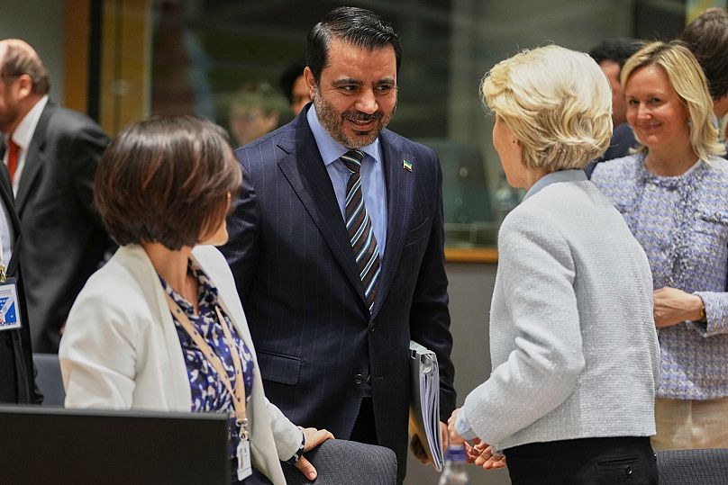  رئيسة المفوضية الأوروبية، أورسولا فون دير لاين مع وزير الخارجية السوري أسعد حسن الشيباني خلال اجتماع في بروكسل، الاثنين 17 مارس/آذار 2025