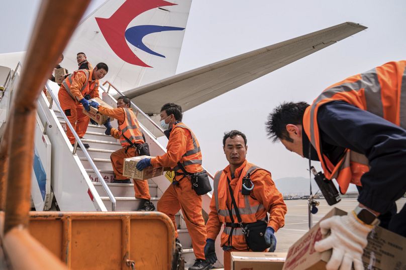 Des secouristes chinois en partance pour la Birmanie, aéroport international de Kunming, dans la province du Yunnan, le dimanche 30 mars 2025.